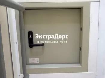 Противопожарный люк со стационарной лестницей и огнеупорной ручкой