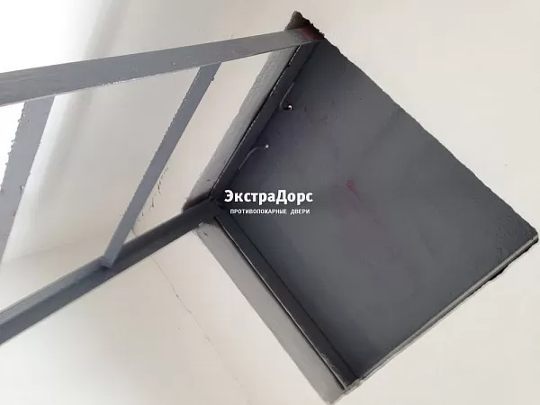 Противопожарный люк со стационарной лестницей