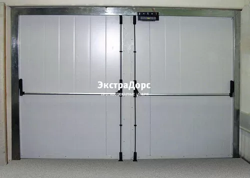 Белые противопожарные распашные ворота с антипаникой