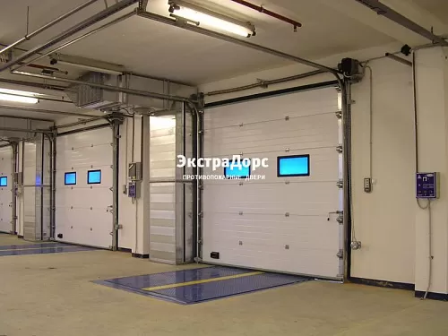 Подъемные автоматические противопожарные ворота с окнами