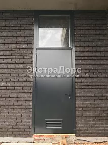 Противопожарная металлическая дверь с вентиляционной решеткой
