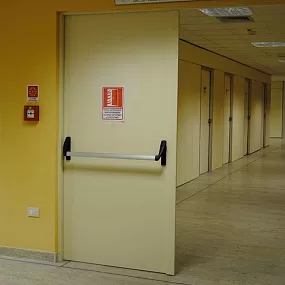 Противопожарная дверь с антипаникой в БЦ